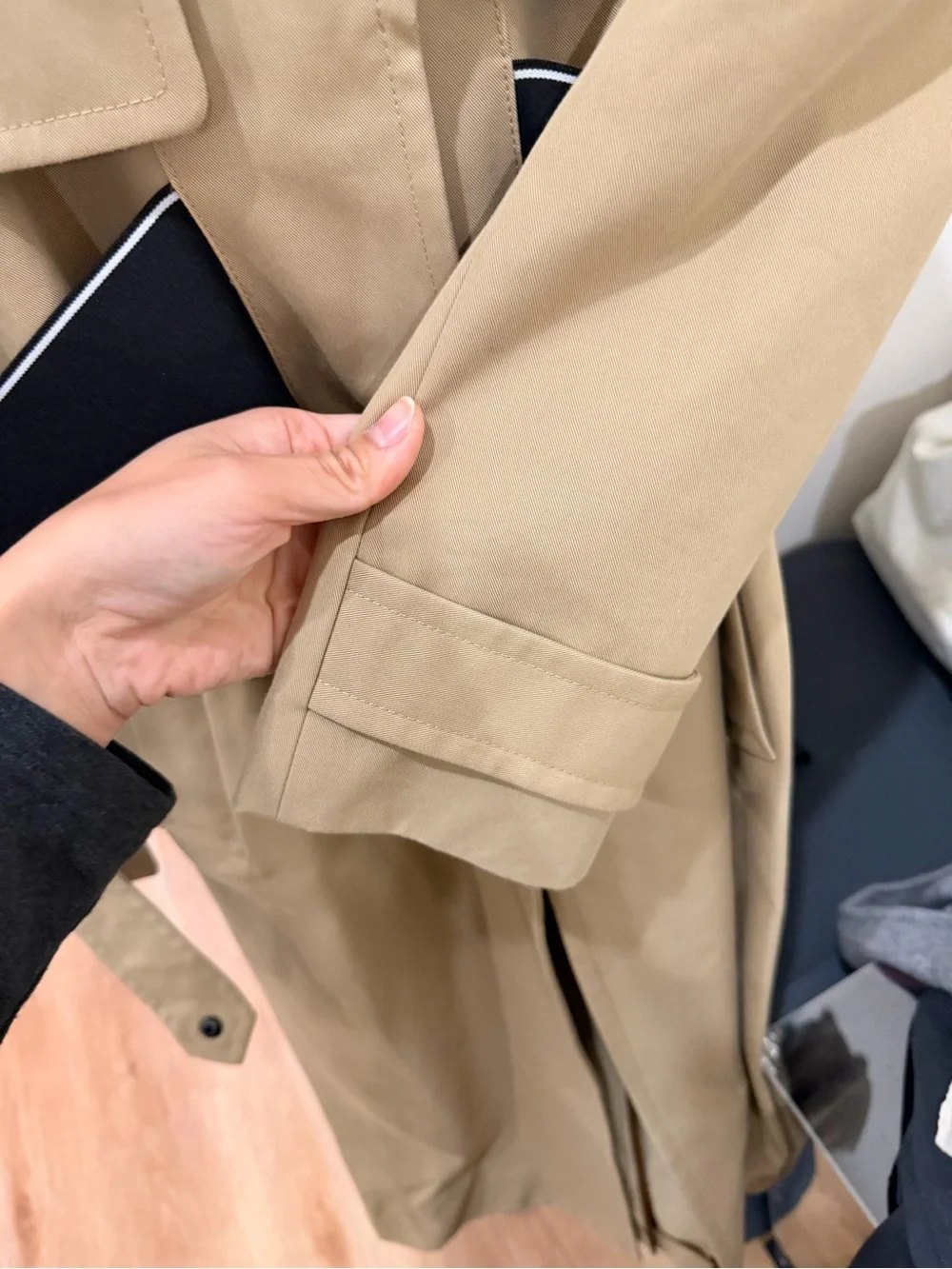 Alexander Wang Beige Trench Coat with Black Contrast Panels - Picture 9 of 11